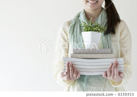 有書和植物的一名婦女 有書和植物的一名婦女 8339353