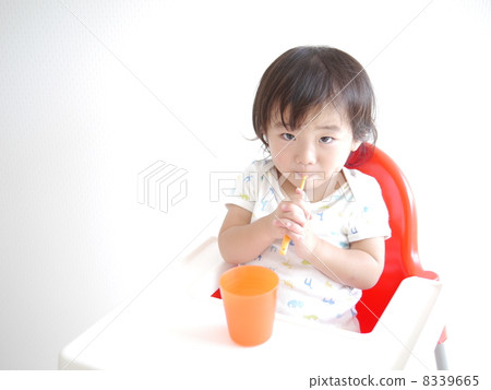 A baby toothbrushing 8339665