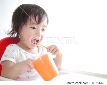 A baby toothbrushing 8339666