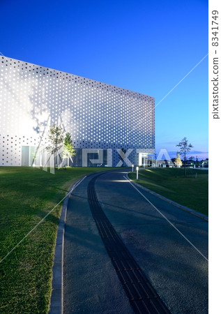 Kanazawa Umi Mirai Library/Night appearance [vertical] 8341749