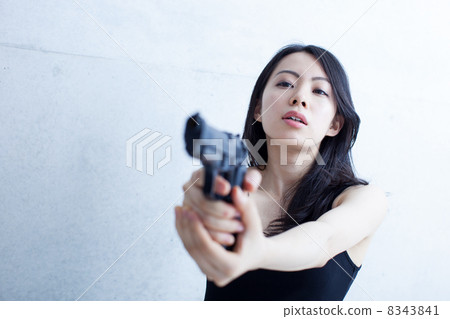 拿著手槍的婦女 8343841