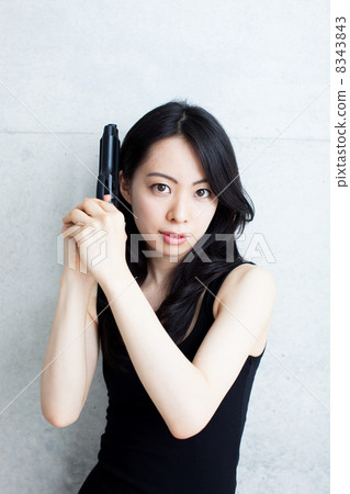 一個女人用手槍 8343843