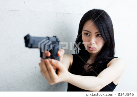 拿著手槍的婦女 8343846