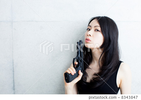 一個女人用手槍 8343847