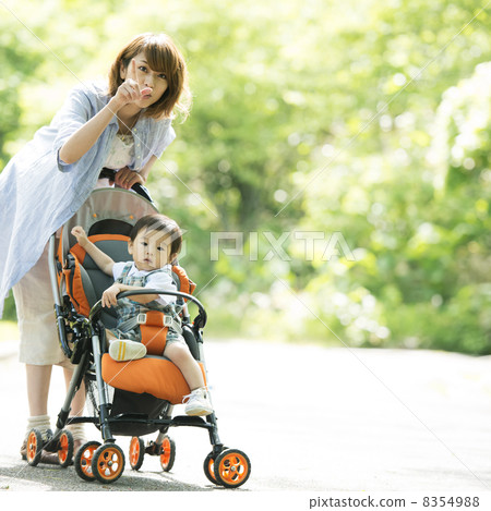 推擠嬰兒推車的母親嬰孩 8354988