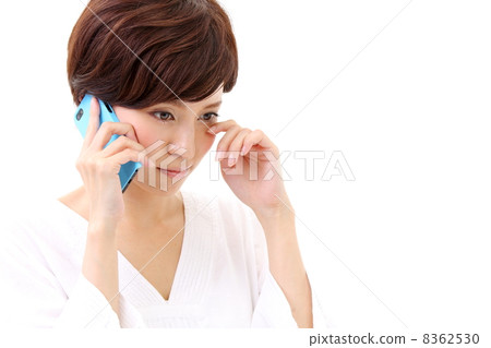 一個女人在智能手機上說話時哭 一個女人在智能手機上說話時哭 8362530