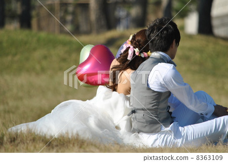 Crouching bride and groom 8363109
