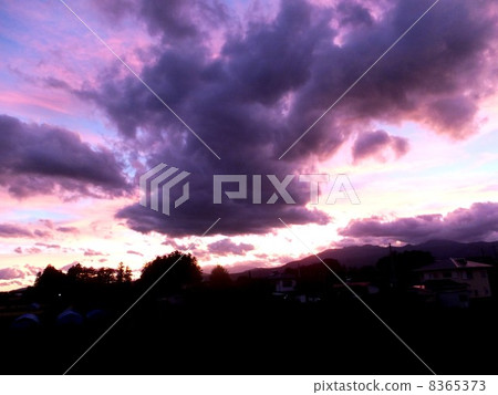 Sky overflowing in the evening Sky overflowing in the evening 8365373