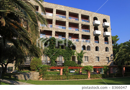 Contemporary hotel, garden and blue sky (Greece) 8366047