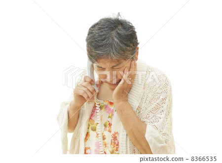 一個女人用電話 8366535