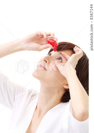 指出眼藥水的婦女 8367144