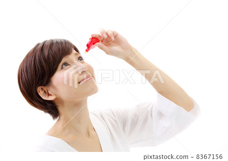 指出眼藥水的婦女 指出眼藥水的婦女 8367156