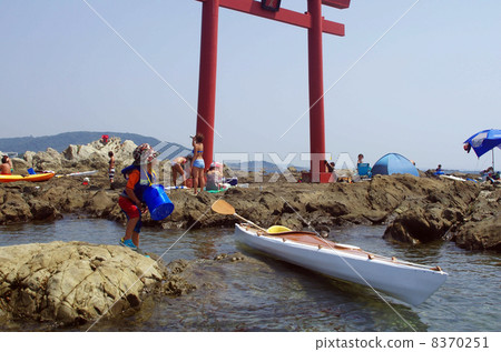 Hand-made sea kayaking with children with peep glasses 8370251