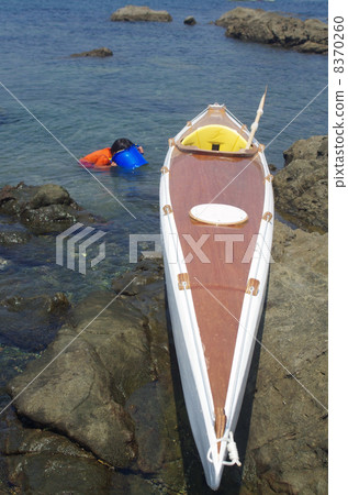 手工製作的海上皮划艇與兒童戴窺視眼鏡 手工製作的海上皮划艇與兒童戴窺視眼鏡 8370260