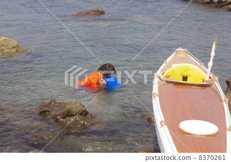 手工製作的海上皮划艇與兒童戴窺視眼鏡 8370261