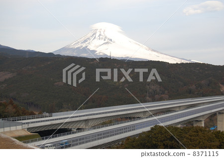富士山和傘雲和第二道美高速公路 8371115