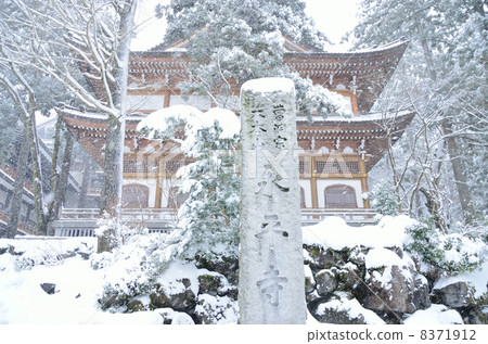 Eihei Temple with a snowy landscape 8371912