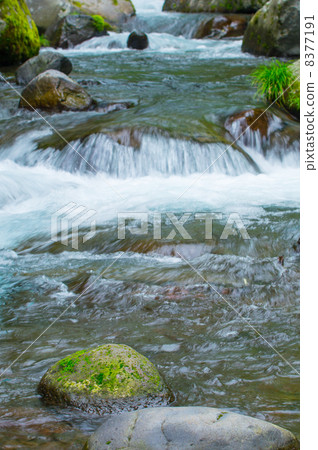 山間溪流 8377191
