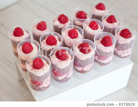 Push up cake pop with raspberry 8378929
