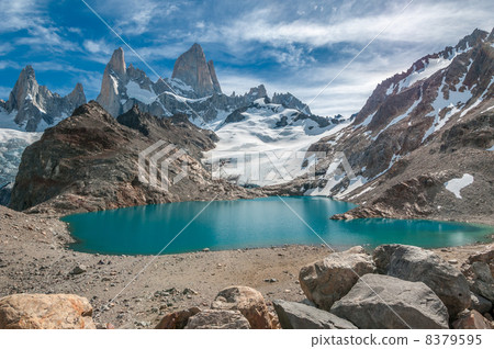 Fitz Roy mountain and Laguna de los Tres, Patagonia, Argentina 8379595