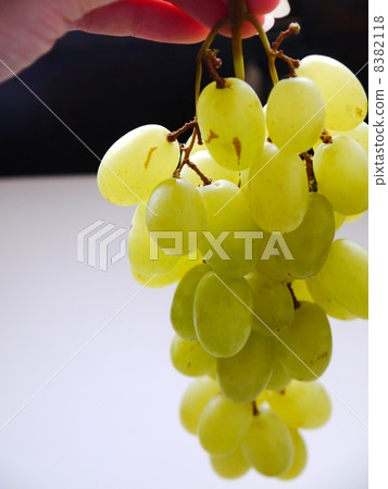 Hand with grapes 8382118