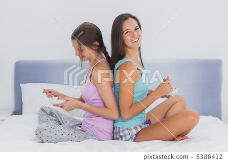 Friends laughing and eating cereal 8386412