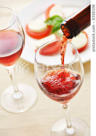 紅葡萄酒和Caprese 紅葡萄酒和Caprese 8388106