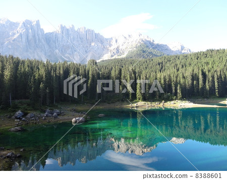 Lake of unexplored lake Carezza Lake 8388601