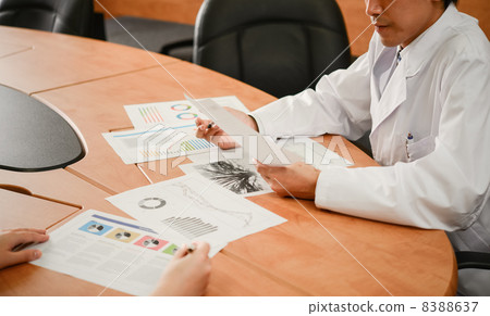 Discussion with a white coat male 8388637