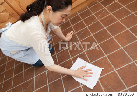 Middle female polishing the floor Middle female polishing the floor 8389199