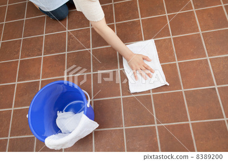 Middle female polishing the floor Middle female polishing the floor 8389200