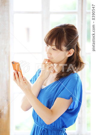 使用智能手機的女人 使用智能手機的女人 8390547