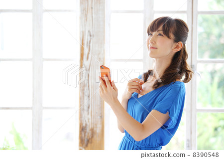使用智能手機的女人 使用智能手機的女人 8390548
