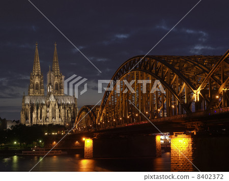 科隆大教堂和萊茵河在晚上 8402372