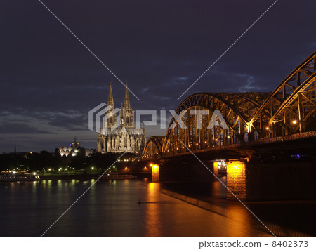科隆大教堂和萊茵河在晚上 8402373