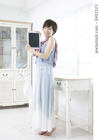 young woman      8403323