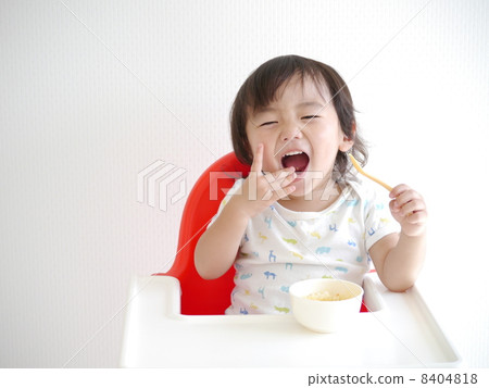 一個嬰兒吃飯帶著微笑 8404818