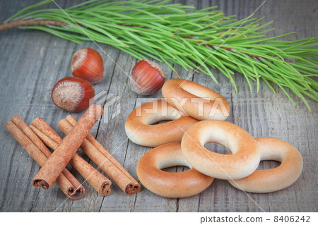 Christmas composition of nuts bagel sticks Canela. Christmas composition of nuts bagel sticks Canela. 8406242