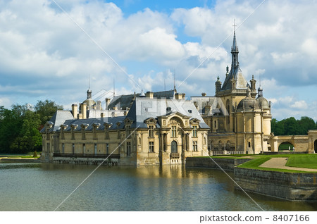 Chateau de Chantilly ( Chantilly Castle ), Oise, Picardie, France Chateau de Chantilly ( Chantilly Castle ), Oise, Picardie, France 8407166