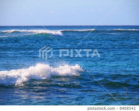 純白色的波浪一個接一個地推進 純白色的波浪一個接一個地推進 8408541