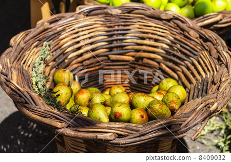 Pear 8409032