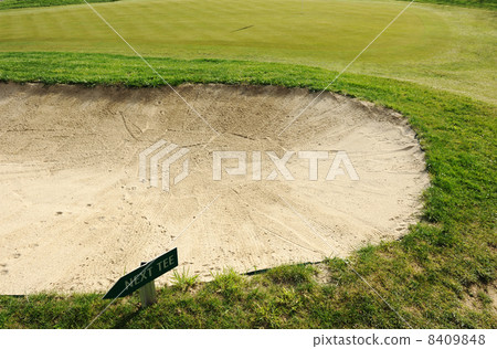 Next tee sign arrow direction golf field 8409848