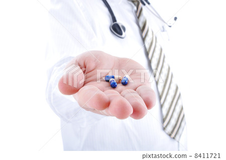 Doctor holiding pills on his palm 8411721