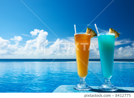 Cocktails near swimming pool Cocktails near swimming pool 8412775
