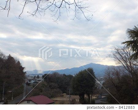 Light shining at dusk 8412883