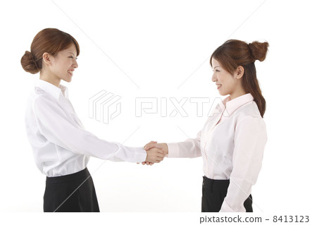 兩個握手婦女 兩個握手婦女 8413123