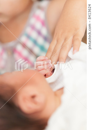 1 day old baby 8413624