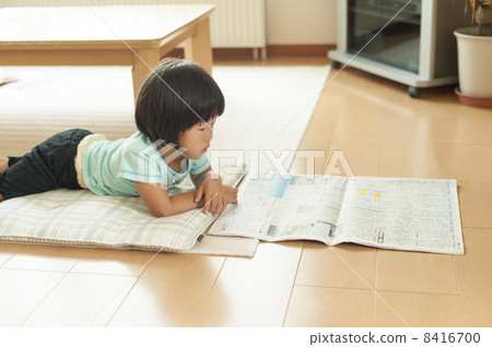 一個孩子在看報紙 8416700