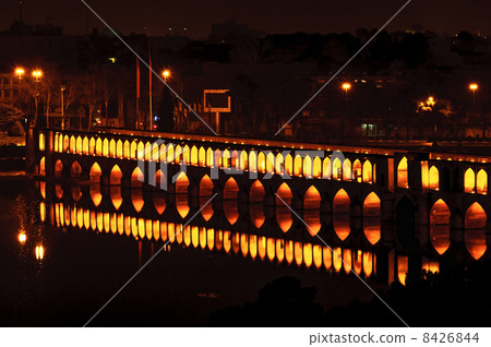 Night view of Siu Ose Bridge (Iran, Isfahan) 8426844