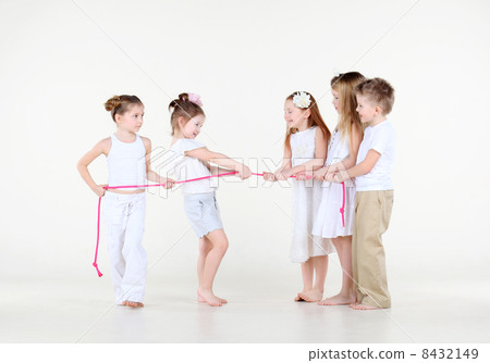 Five cute little children in white clothes draw over pink rope. 8432149